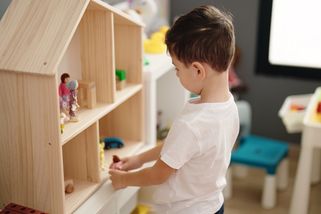 ŽENA-IN - Manžel ponižuje pětiletého syna kvůli hračkám, které má rád. A to i na veřejnosti, svěřuje se Ester
